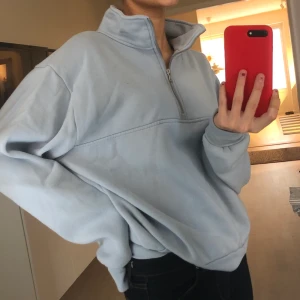 Ljusblå tröja från brandy Melville  - Jätteskön och snygg tröja från brandy Melville i onesize.  Sitter jätte bra och är praktiskt taget i nyskick! Buda i kommentarerna!💕