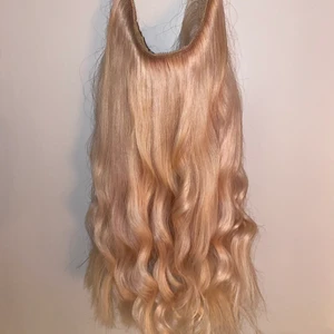 Hairband - 40cm långt hairband,(äkta löshår) använt 2-3 gånger! Hur fint och smidigt som helst🤩 säljer pga inte passar min hårfärg längre... och nu hänger det bara och hoppas på att någon annan vill ha användning av det😍 jag har satt priset på 900 och om det är fler som vill köpa så får man buda.