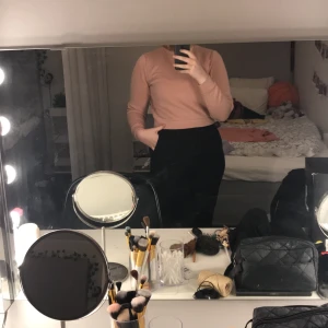 Rosa sweatshirt - En rosa sweatshirt från Carlings. Sälja för den börjar bli för liten på mig och inte använd längre:/ skulle säga att de passar en xs-m