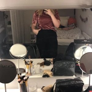 Rosa velvet tröja - Jättefin rosa velvet tröja från shein. Säljer den då den knappt kommit till användning. Jättebra skick! Passar xs-m