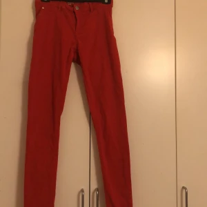 Röda lågmidjade jeans  - Lågmidjade, storlek S , perfekt skick, ungefär 6månader gamla 