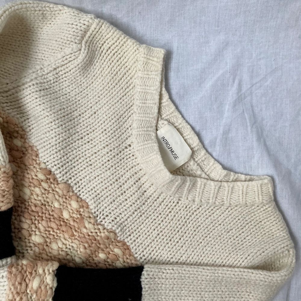đ BEAUTIFUL KNITTED PATTERNED JUMPER, IN CREAM, PINK AND BLACK DIFFERENT YARNS, WITH BOTTOM FRINGES. FROM SWEDISH INTRO MUSE âą SIZE - Fits XS-S/ EU 34-36 âą BRAND - Intro Muse âą MATERIAL - MY MEASUREMENTS âą Height 161cm / 5'3