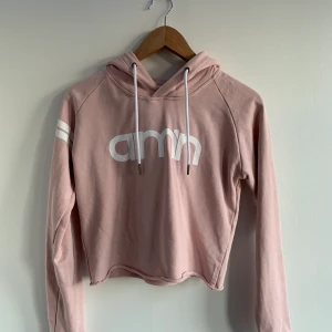 Aim’n x casual cropped hoodie  - Rosa aim’n cropped hoodie som jag aldrig använt. Fick i julklapp men är inte min stil. Orginalpris ligger på ca 500-600kr så det är ett kap ;) helt ny och felfri