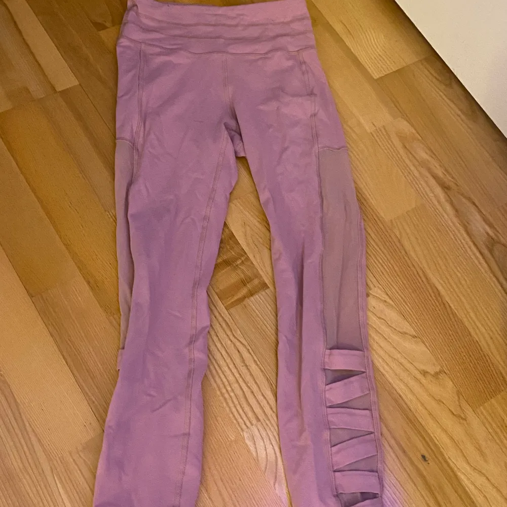 Säljer rosa träningstights som ej är använda. De är korsade på sidan av båda benen, annars är de helrosa. Säljer för 100kr+Frakt. Kontakta mig vid frågor eller om fler bilder önskas💗. Jeans & Byxor.