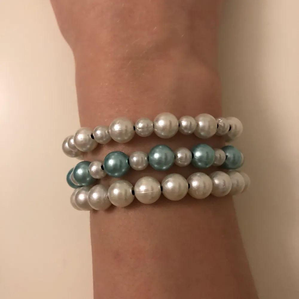 Pärlade armband & halsband jag gör själv, går att kombinera med olika storlekar, färger och pärlor. Köpare står för frakt🐚 armband 15kr, halsband 20kr. Övrigt.