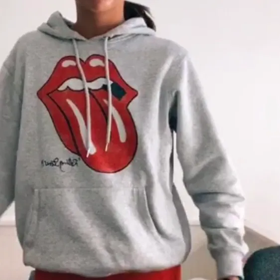 Säljer denna fina Rolling Stones hoodie. Använt några gånger. Säljer för att jag ej använder den längre. Köparen står för frakten. . Hoodies.