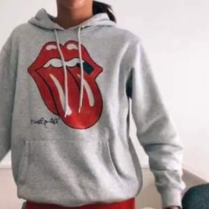 Säljer denna fina Rolling Stones hoodie. Använt några gånger. Säljer för att jag ej använder den längre. Köparen står för frakten. 