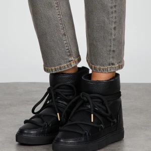 INUIKII svarta läder - Helt nya - aldrig använda, kvar i kartong. Säljes pga felköp. Hel ytterläder, 4 cm kil inuti, Vattentålig kvalitet Snötäta, Handgjorda i Europa, Innerfoder i europeisk shearling, Halkfri gummisula. Nypris ca 3000 kr (289 pund) - säljer för 2600.  Storlek 38.💚