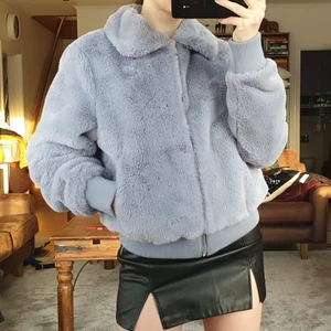 Blå faux fur jacka  - Skitfin faux fur jacka från boohoo i storlek S/36. Den är använd men fortfarande i bra skick. Säljer då den inte längre används. Köp för 200 kr. Köpare står för frakt ❤️ 