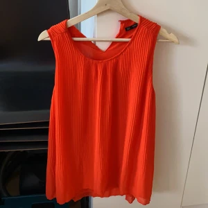 Röd blus ZARA - En röd fin blus från Zara! Knappt använd! Jättefint skick!