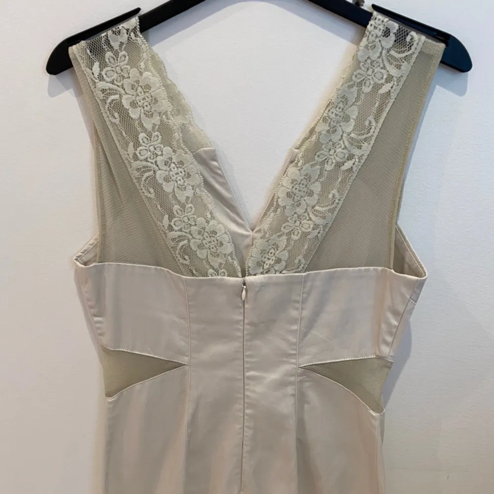Beige/silver dress by Sandro Ferrone Roma. It has lace detailing over the shoulders and cut out lace parts at the sides of the waist. Fits very flattering on a size S-M. Worn 1-2 times and in perfect conditions. 🤍. Klänningar.