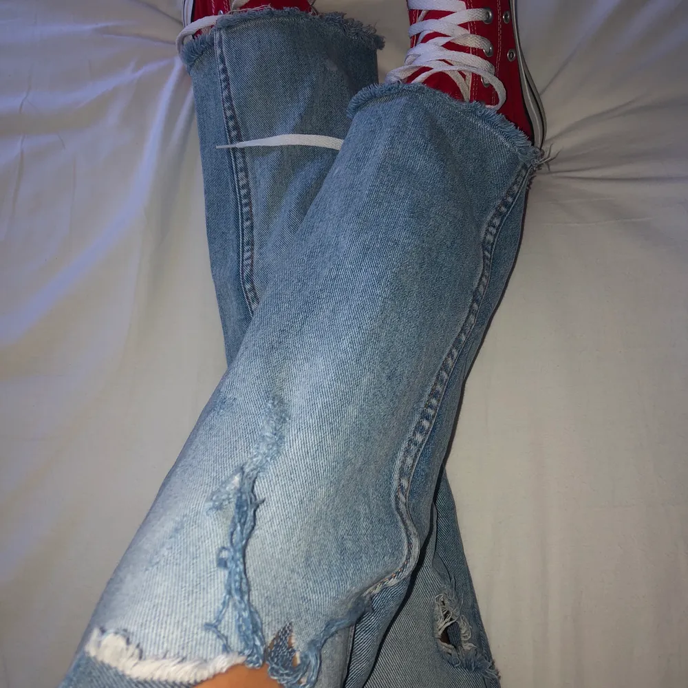 Snygga raka jeans med slitningar i perfekt passform. Från H&M och i väldigt fint skick.. Jeans & Byxor.