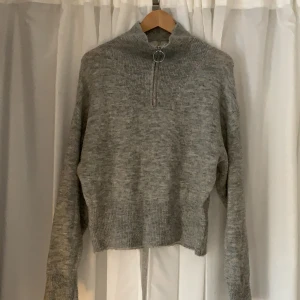 H&M stickad tröja  - Säljer min gråa half zip tröja från H&M eftersom jag har en liknande och kommer inte till användning. 