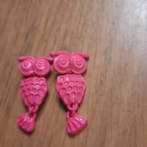 Örhängen  - Shock rosa öhängen i form av ugglor. Aldrig använda.