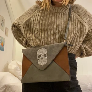 Väska - Liten men rymlig väska i gott skick. Kan användas på ett flertal sätt och är supercool. 50kr+frakt. 🤎🤍🖤Fler bilder kan fixas.