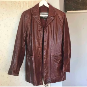 Äkta skinn jacka - Asball jacka / rock I äkta skinn. Lite trasig på innersömmen på två ställen men inget som syns såklart! FRI FRAKT 💘