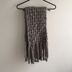  - Stor stickad halsduk från BikBok som tyvärr inte kommer till användning. 