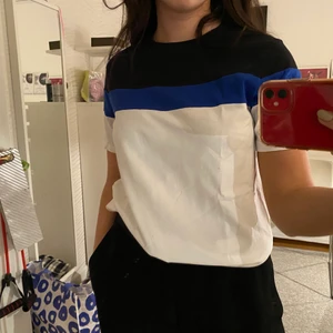 T-shirt blå/vit/svart - T-shirt från DKNY. Jätteskönt material och fin passform. Inte använd alls många gånger av ingen särskild anledning. Storlek S men passar även M!