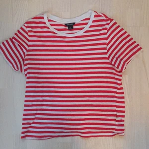 randig tröja - fin vit och rödrandig tröja från monki! storlek S men sitter lite oversized :) hör av er vid frågor 💘💘
