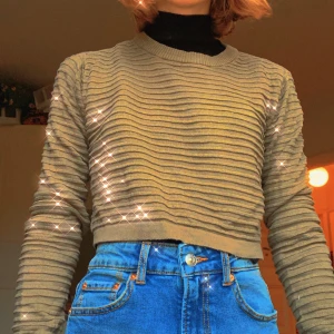 militärgrön tröja från h&m! 💚 - snygg croppad sweatshirt från divided i nyskick 💚 köpare står för frakten. Kontakta mig med ditt bud så håller jag dig uppdaterad <3 kontakta mig för fler bilder.