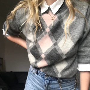 Pringle stickad tröja - Jätte fin stickad tröja från Pringle. Den är från 80-talet, bara använd 1 eller 2 gånger, som ny. Jag har normalt storlek XS och den sitter rätt bra på mig. Men eftersom dem är stretchiga passar den S och M också.