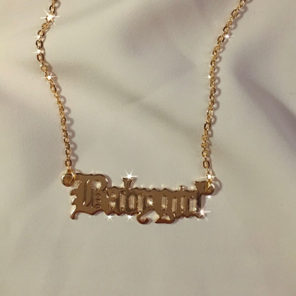 vårt ’babygirl’ halsband 🤍✨ 49:- + 11 kr frakt ♡ - hänge med text - guldfärgad kedja ca 45 cm - förlängning detta halsbandet är snyggt att matcha med något av våra andra halsband, till exempel körsbär. ♡ - beställning görs via celestesmycken.etsy.com - instagram @celestesmycken 🤍✨ ♡ #smycken #halsband #text #babygirl. Accessoarer.