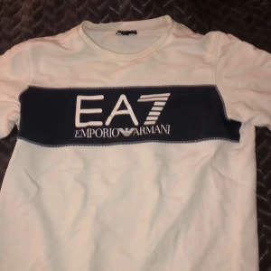 Armani tröja - En vit långärmad tröja. I storleken xs