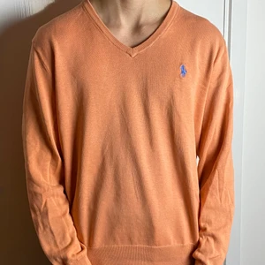 Pullover från Polo Golf Ralph Lauren - Orange pullover från Polo Golf Ralph Lauren i storlek M✨ frakt ingår ej, kan mötas upp i Sthlm☺️