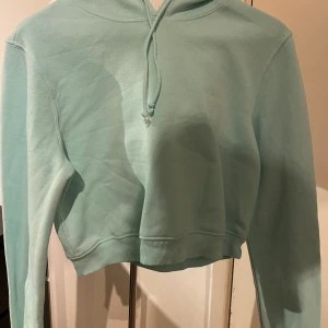 Croppad blå hoodie - Storlek s/m, använd en gång 