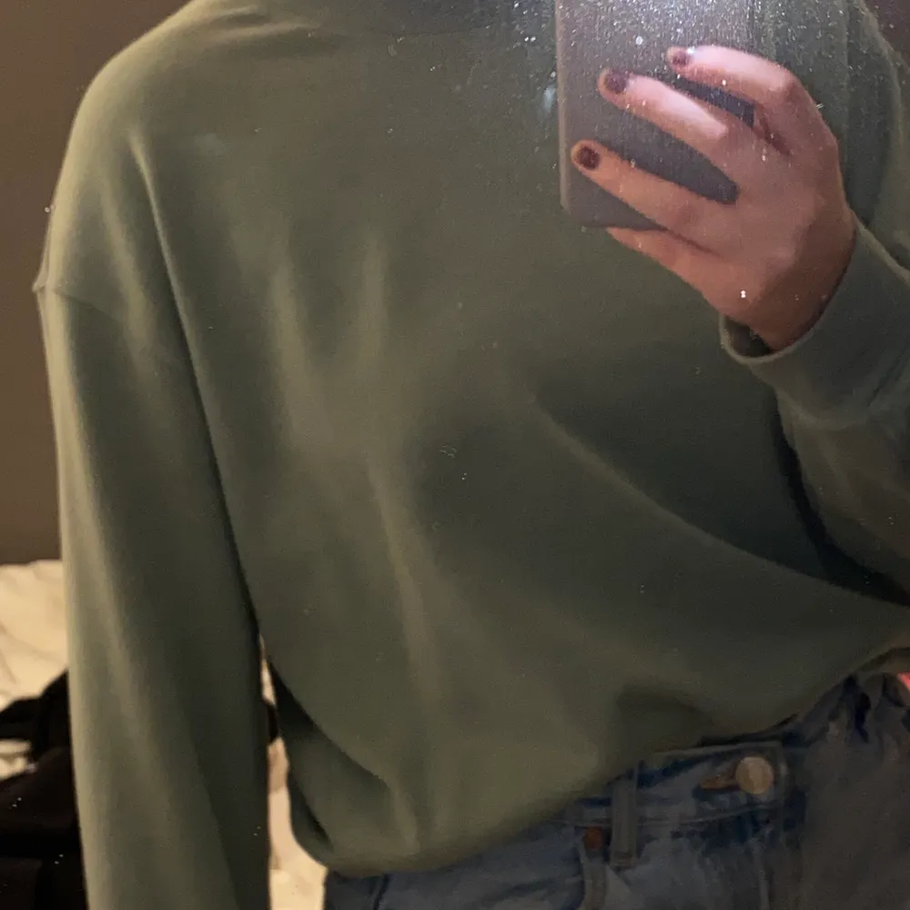 En snygg grön sweatshirt ifrån weekday. Endast använd ett fåtal gånger och därför i väldigt bra skick! Storlek xs men sitter rätt löst. 100kr + frakt. Tröjor & Koftor.