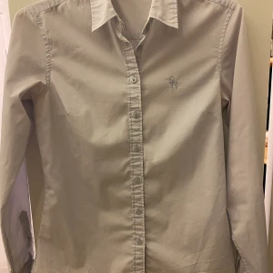 Skjorta av märket STOCKHOLM  - Supersnygg ljusblå skjorta köpt på MQ (Marqet) stl 36, i princip aldrig använd då den är lite stor till mig. 