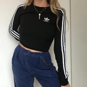 Adidas mesh tröja - Lite svårt att se men den är mesh (syns mest på sista bilden). Super fin, nästan aldrig använd. Passar mig som har storlek 36 men den är storlek 34. Nästan aldrig använd helt ny skick. Säljer pga använder den inte. Nypris: 500kr, slutsåld. Budgivning kan förekomma.