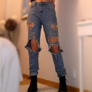 Slitna jeans från River Island - Slitna jeans i bra skick! Passar er med storlek S. 💖 Fraktkostnad är ej inkluderad i priset. 💕