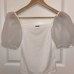 Vit topp - Säljer denna vita topp från Gina Tricot. Den är i storlek xs, men passar mig jättebra som vanligtvis bär S. Aldrig använd, därför som helt ny. Pris kan diskuteras. Köparen står för frakten 🥰 frakten är spårbar