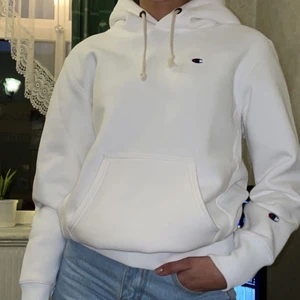 Champion Hoodie Helt ny - Helt ny oanvänd Champion Hoodie köpt nyligen för 1000kr, rökfritt och djurfritt. Säljer för 750kr men vid snabb köp kan sänka budet. Storlek S passar även XS om man vill ha den lite oversized.