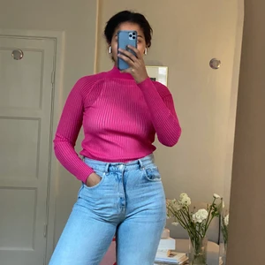 Rosa långärmad topp från & Other Stories stl M - Skickas endast -köparen står för frakt.  För referens är min längd 174 cm.