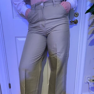 Utsvängda/vida byxor från Arket - Beiga utsvängda/vida kostymbyxor från Arket som är helt oanvända. Lappen är kvar och en extraknapp tillkommer. 