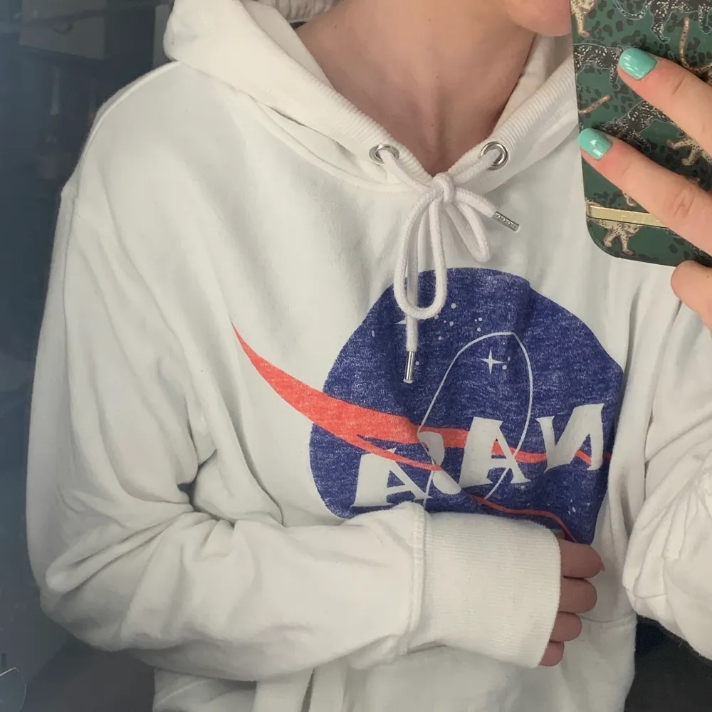 En supergosig vit hoodie med NASA tryck 💫 endast använd någon enstaka gång så den är som ny! . Hoodies.