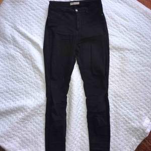 Svarta och tajta jeans från Gina Tricot i storlek L. Ganska använda. Kontakta om du är intresserad!