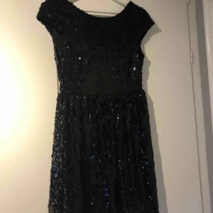  - Superfin paljettklänning köpt på Nelly, storlek 36. Öppen rygg med dragkedja. Passar perfekt till nyår och fest.  🎊. Använd tre gånger, säljer pga ingen användning för den🌱