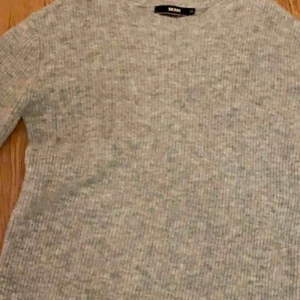  - En stickad klänning från bikbok