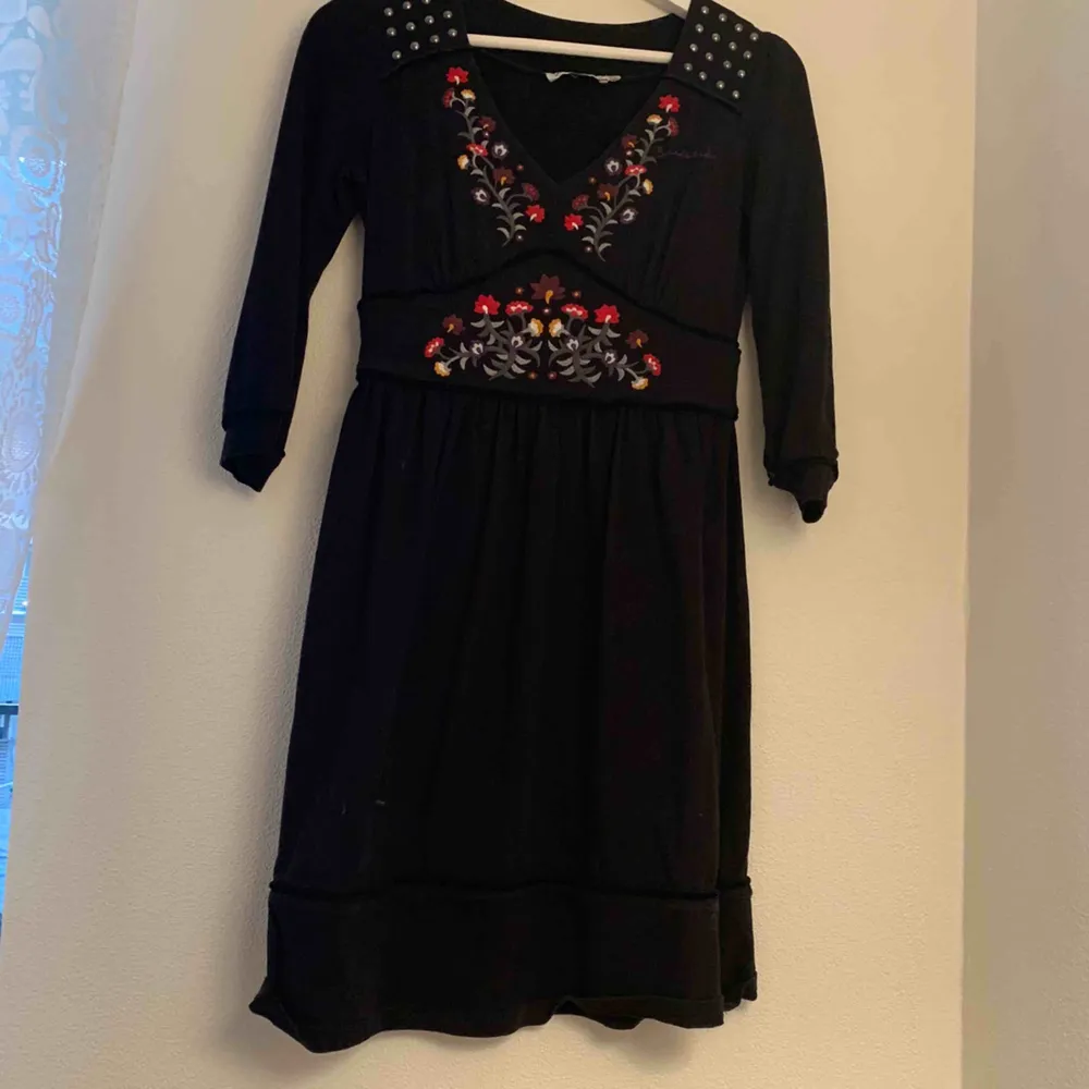 A very cool Bondelid dress in black bought at MQ and bought a decade ago that gives that vintage feeling.. Klänningar.