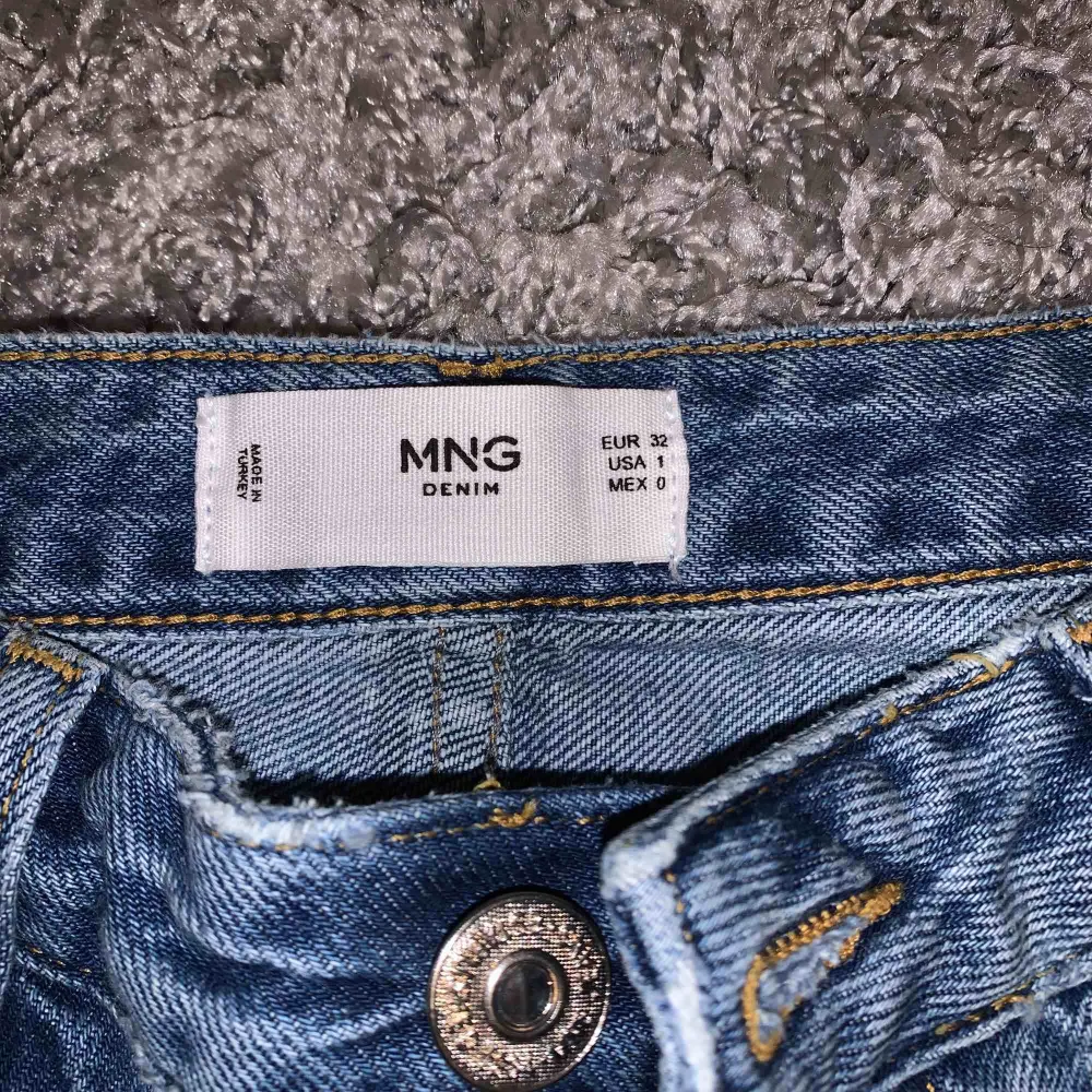 Ett par super snygga mom jeans/boyfriend jeans med högmidja ifrån mango. Endast använda 2 gånger. Köpta för 549, priset går o diskutera vid snabb affär. Frakt tillkommer. . Jeans & Byxor.