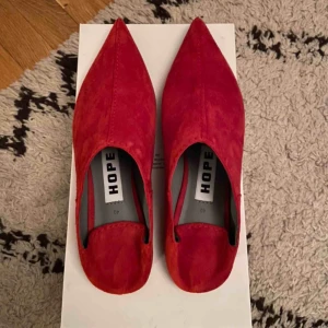  - Snygga Marockanska loafers från Hope i äkta mocka. Helt oanvända. Nypris ca. 2200kr! 