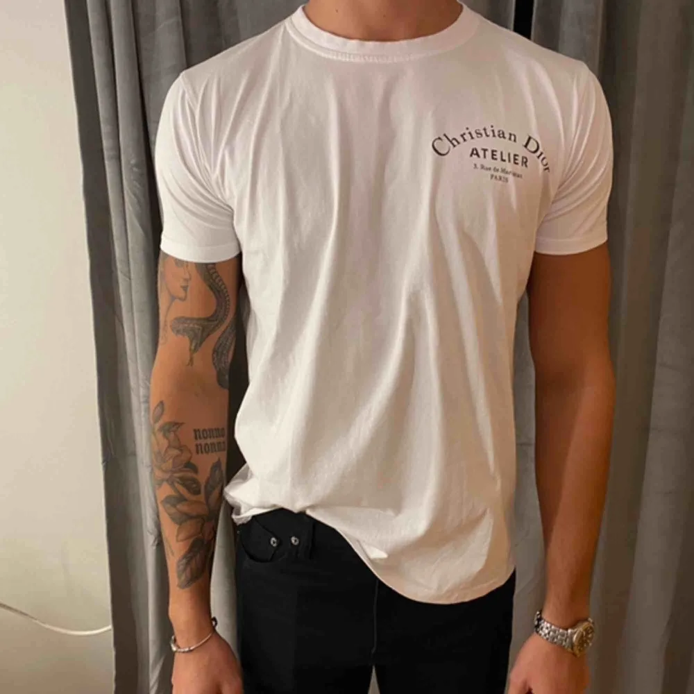 Säljer denna Christian Dior t-shirten, den är i mycket fint skick och använd endast fåtal gånger.☺️ Köpare står för frakt.🌸 . T-shirts.