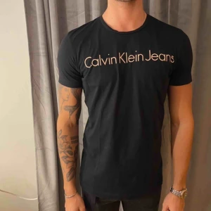 Calvin klein - Säljer denna t-shirten från Calvin Klein som ej använts mycket alls!🪐