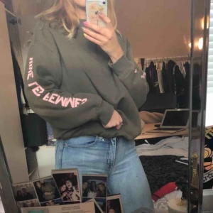  - Snygg tjocktröja med texten ”vive les femmes” så bekväm och mjuk.