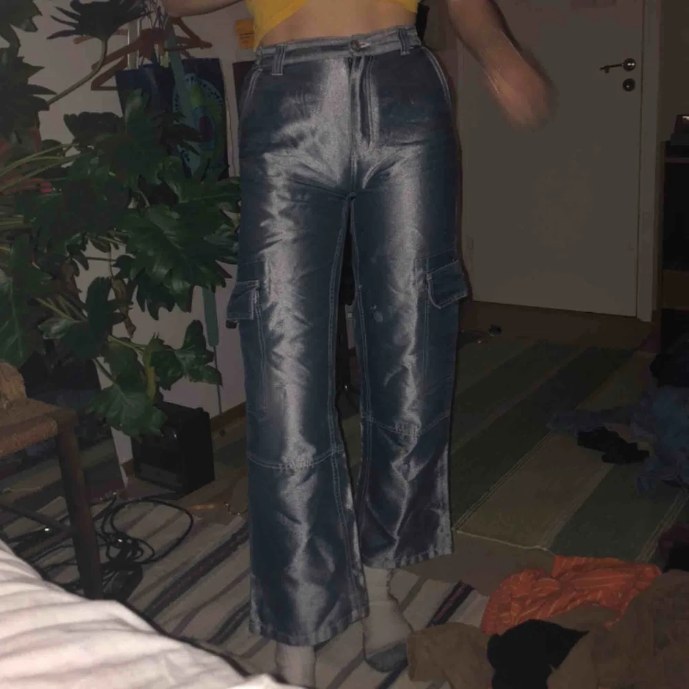 Supercoola silverbrallor från Humana, coolt märke på rumpan och fickor på båda sidorna.. Jeans & Byxor.