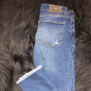 Säljer mina jeans ifrån zara. Kommer ej till användning men är i bra skick. Köparen står för frakt.  Vid fler bilder eller frågor hör av er<33