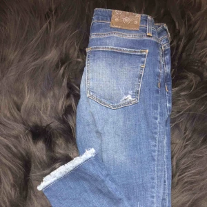  - Säljer mina jeans ifrån zara. Kommer ej till användning men är i bra skick. Köparen står för frakt.  Vid fler bilder eller frågor hör av er<33